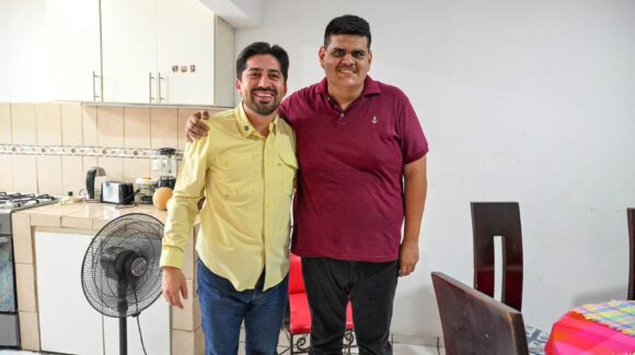 Omar López Campos atiende llamado de madre de familia y visita a Samuel, un joven con discapacidad