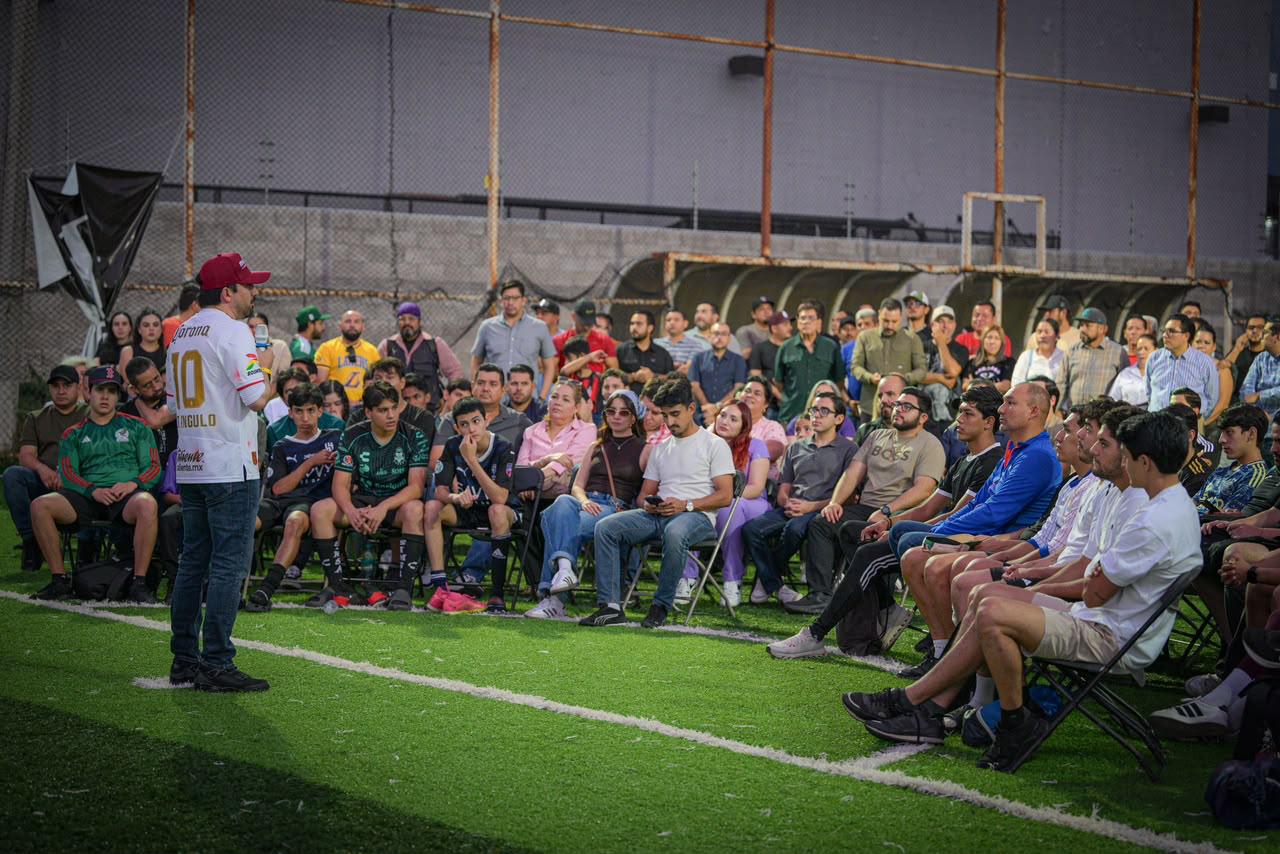 Omar López Campos sostiene encuentro con jóvenes deportistas en Culiacán