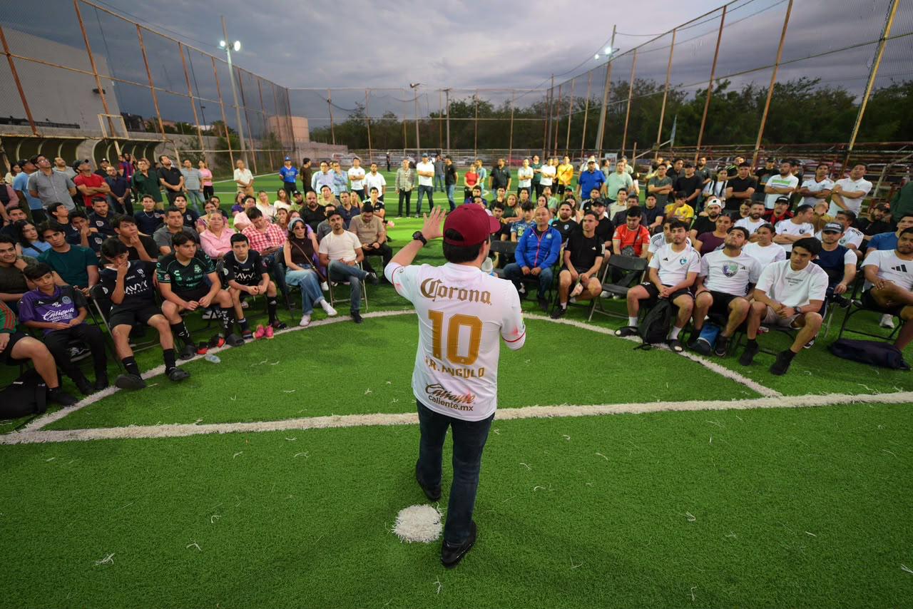 Omar López Campos sostiene encuentro con jóvenes deportistas en Culiacán