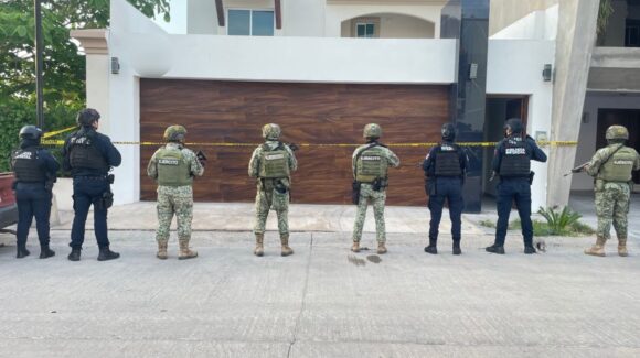La puerta estaba entreabierta: Hallan explosivos, cartuchos calibre .50 y droga en residencia de Stanza Cantabria en Culiacán
