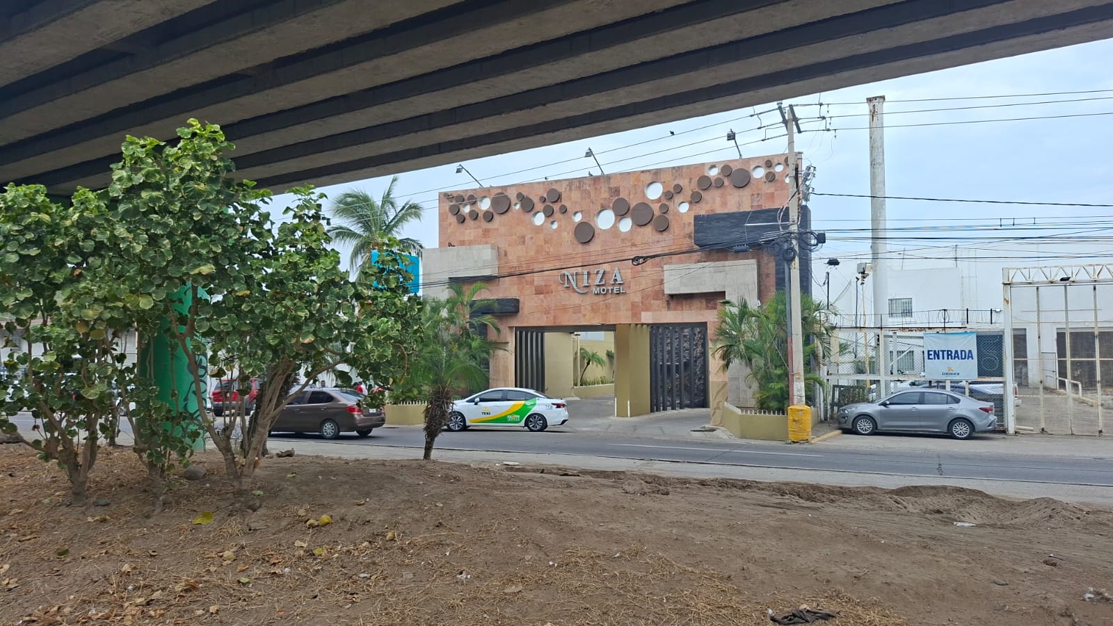 Operativo de Marina y SSPC mantiene bajo resguardo un motel al norte de Mazatlán