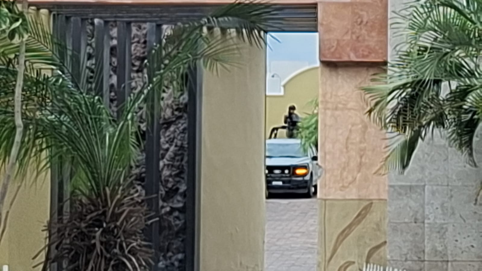 Operativo de Marina y SSPC mantiene bajo resguardo un motel al norte de Mazatlán