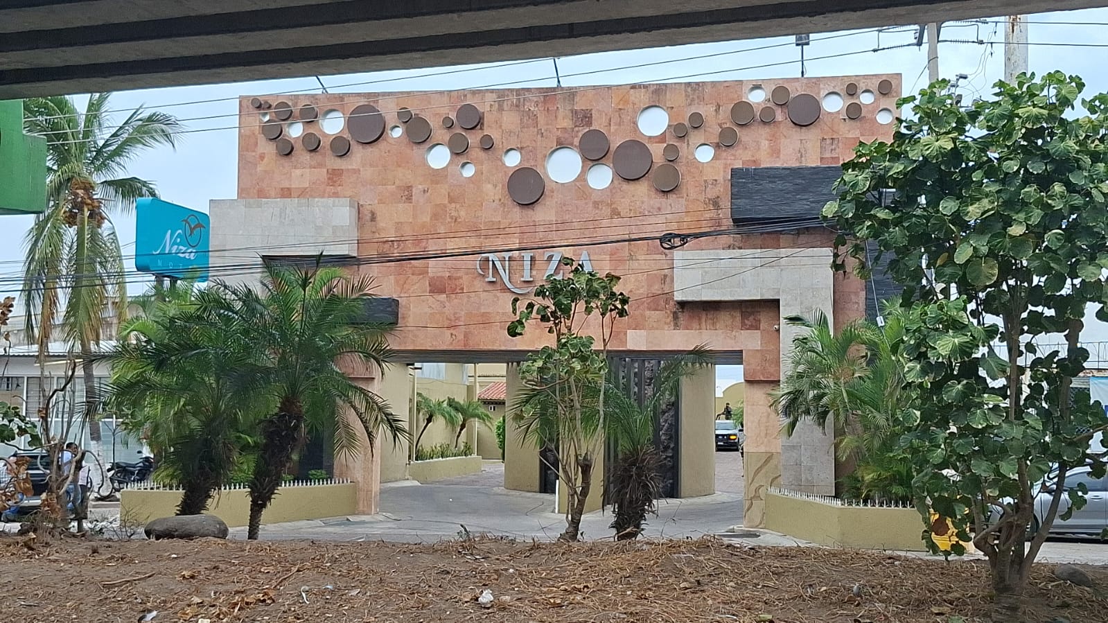 Operativo de Marina y SSPC mantiene bajo resguardo un motel al norte de Mazatlán