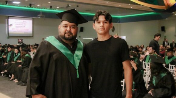 ¡Superación en familia! Padre e hijo concluyen la prepa juntos en Cobaes, en Culiacán, Sinaloa