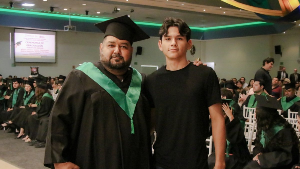 padre e hijo concluyen la prepa juntos en cobaes en culiacan
