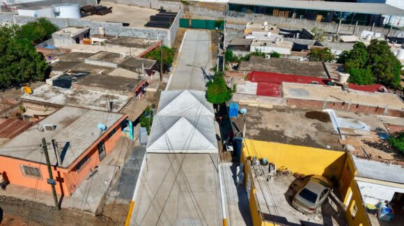 Tras 33 años de espera, vecinos de la colonia Mazatlán III reciben pavimentación de la calle Bahía Ceuta