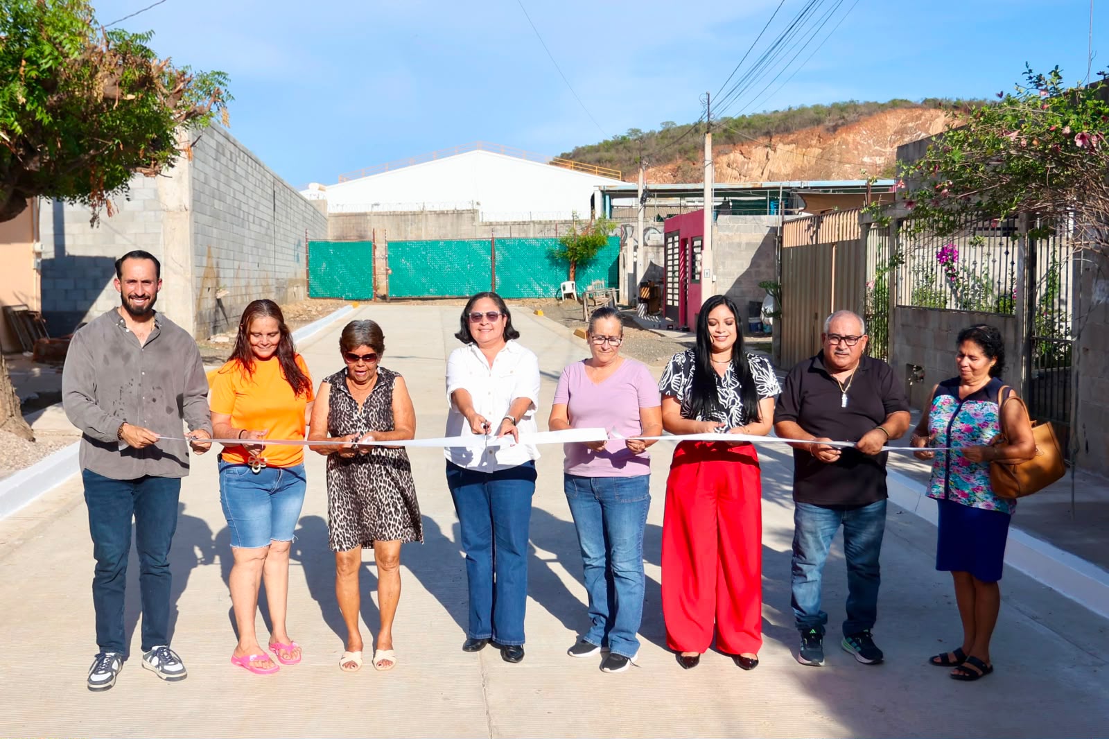 Vecinos de la colonia Mazatlán III reciben pavimentación de la calle Bahía Ceuta