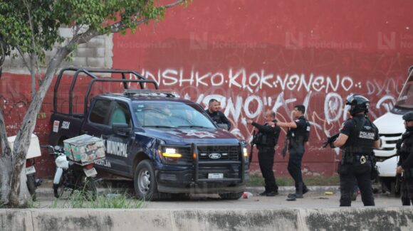 Tras intensa persecución, capturan a dos hombres en Mazatlán, Sinaloa; uno se ocultaba en el techo de una vivienda