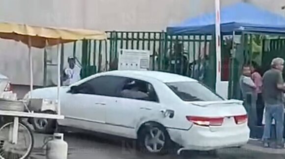 Atacan a balazos a una persona y llega herida manejando un vehículo a un hospital de Culiacán, Sinaloa
