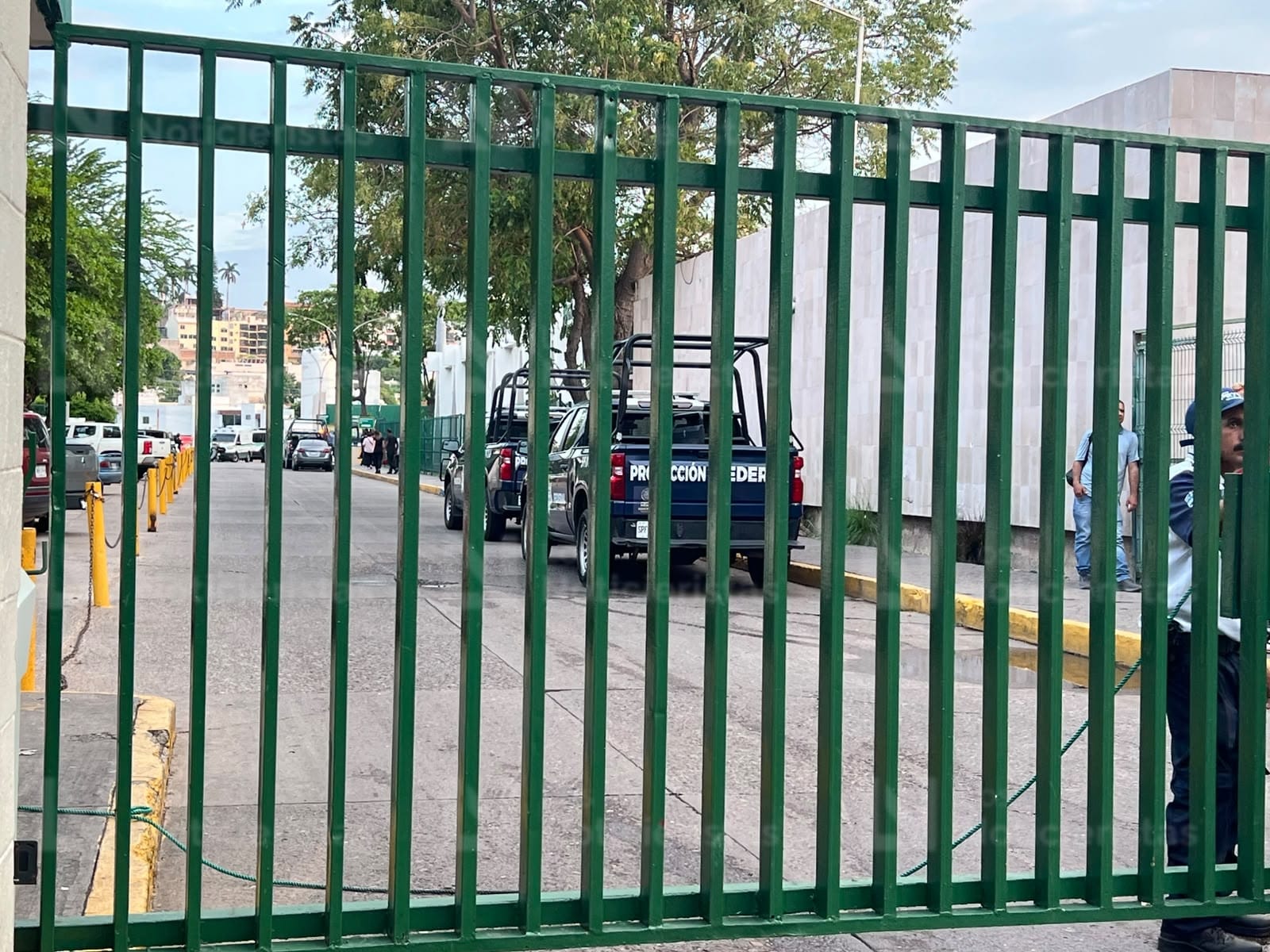 Persona baleada llega manejando a hospital de Culiacán, Sinaloa