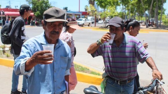 Salud Ahome mantiene jornadas de hidratación y retiro de criaderos de moscos para evitar dengue y golpes de calor