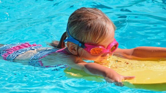 Vacaciones de verano: cómo cuidar sueño, ánimo y pantallas en niñas y niños