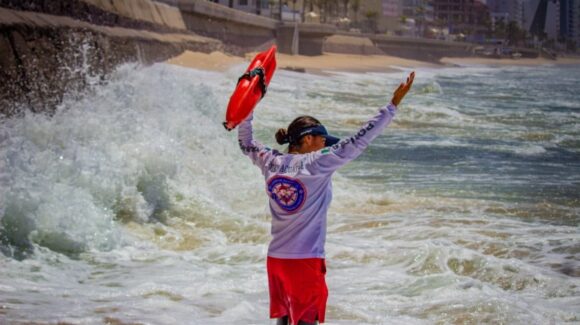 Escuadrón de Salvamento Acuático advierte sobre peligrosas condiciones del mar en Mazatlán, Sinaloa