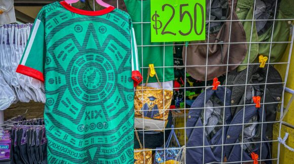 Ventas de playeras de la Selección Mexicana repuntan hasta 90% por fiebre mundialista en el Centro de Culiacán