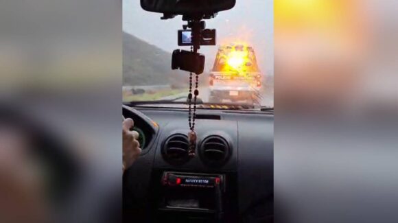 Policías de Ahome brindan ayuda a familias varadas en la playa El Maviri tras las lluvias registradas en Los Mochis, Sinaloa