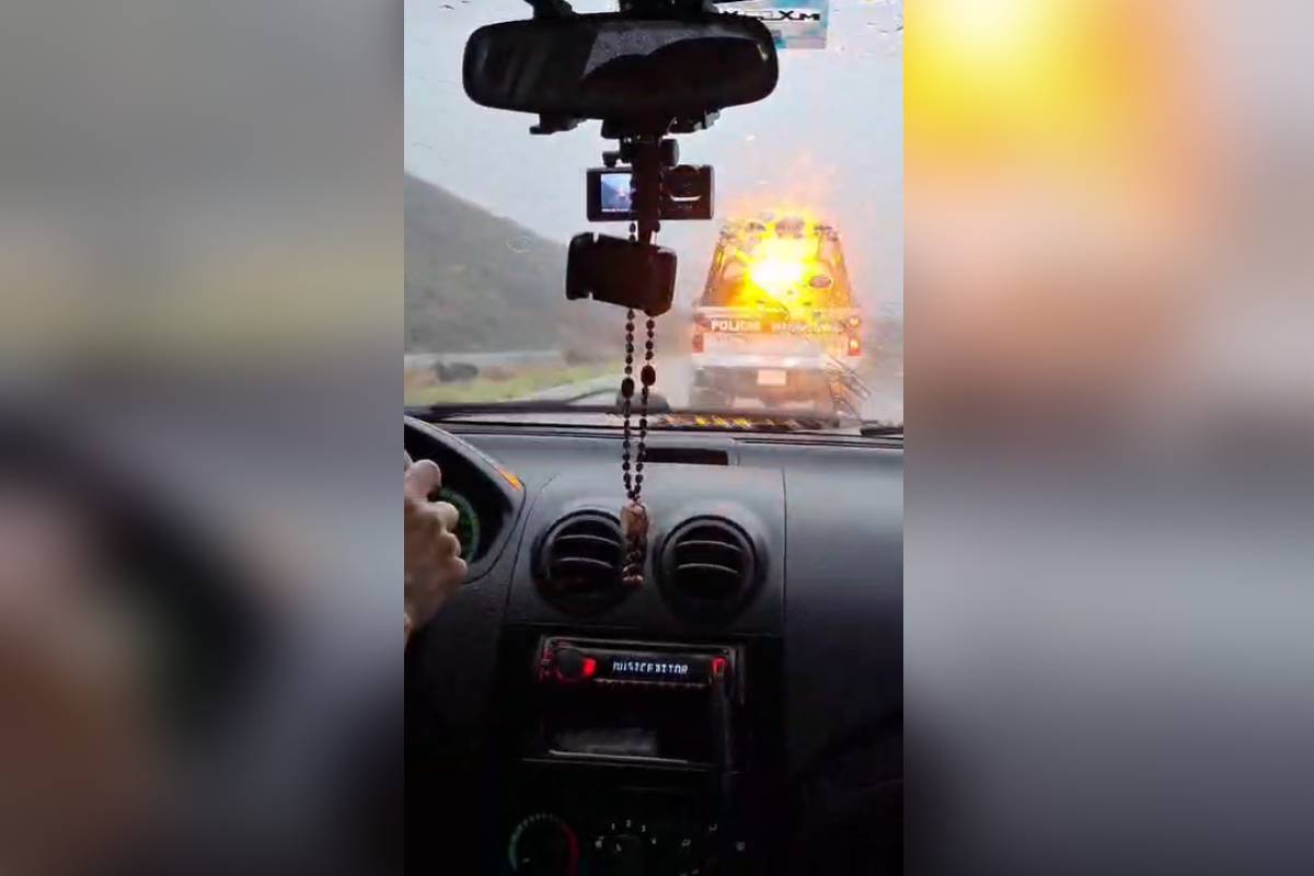 Policías de Ahome brindan ayuda a familias varadas en la playa El Maviri tras lluvias