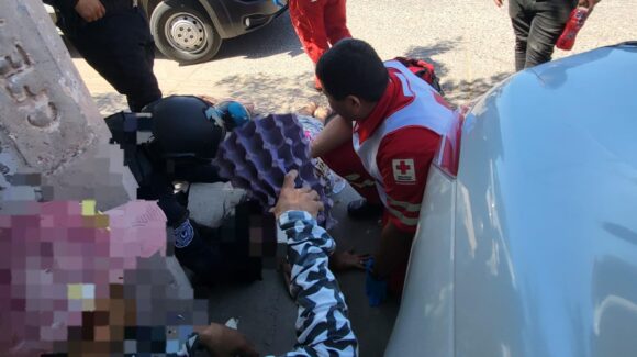 Policías de Ahome brindan primeros auxilios a adulta mayor que convulsionó tras sufrir accidente en Los Mochis