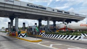 productores en protesta en la caseta de cuatro caminos guasave