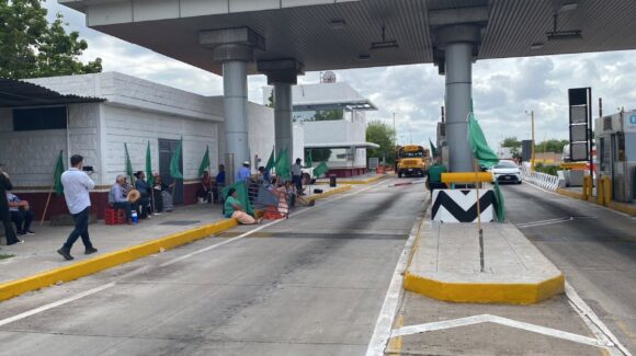 Productores temporaleros endurecen protesta en la caseta de Cuatro Caminos, Guasave; advierten bloqueos hasta ser atendidos