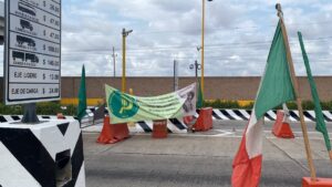 productores en protesta en la caseta de cuatro caminos guasave sinaloa