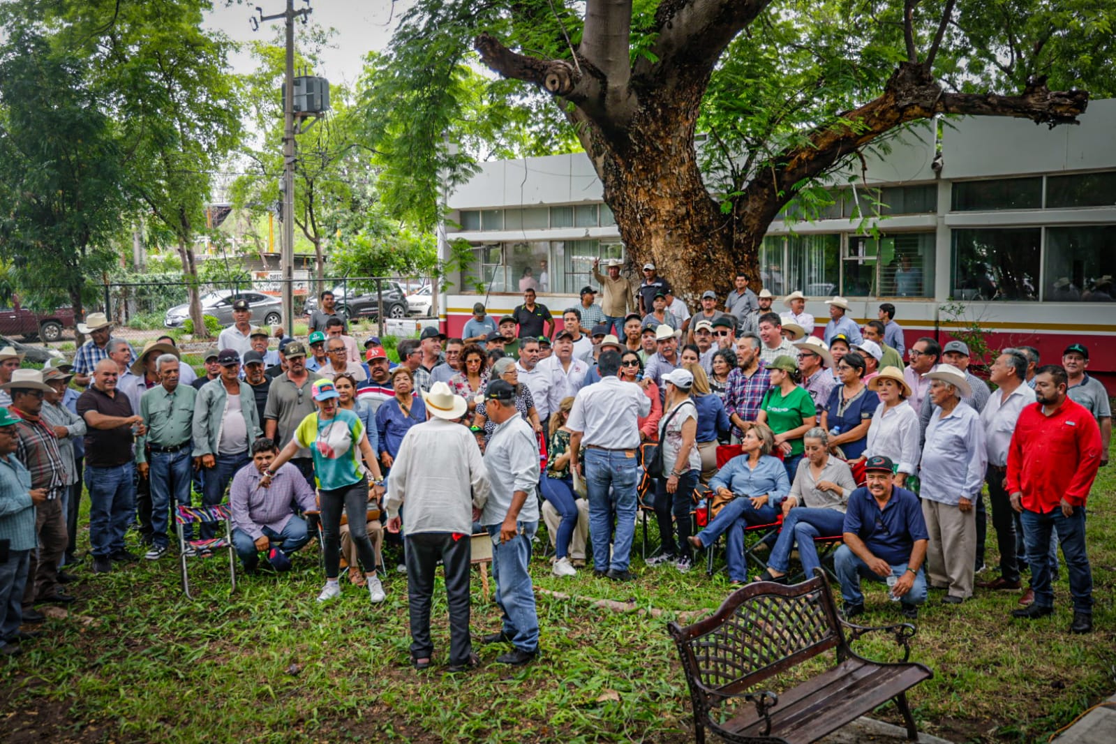 Productores se reúnen para diálogo en Sader