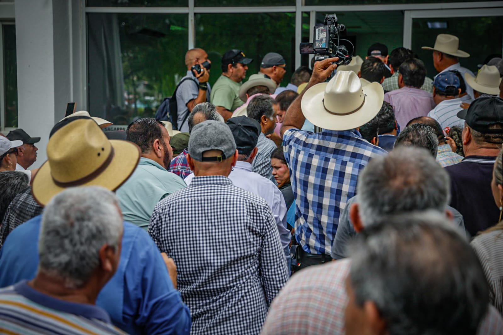 Productores se reúnen para diálogo en Sader