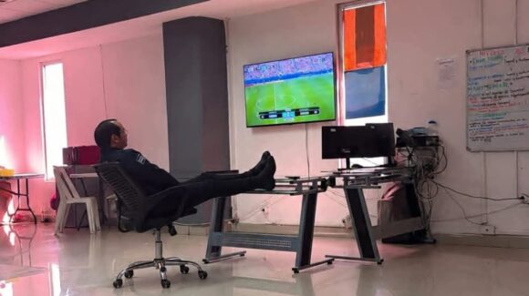 ¡Se les acabó el WhatsApp! Prohíben uso de celulares en instalaciones de la SSPM de Mazatlán tras foto filtrada del director de C2 mirando el mundial