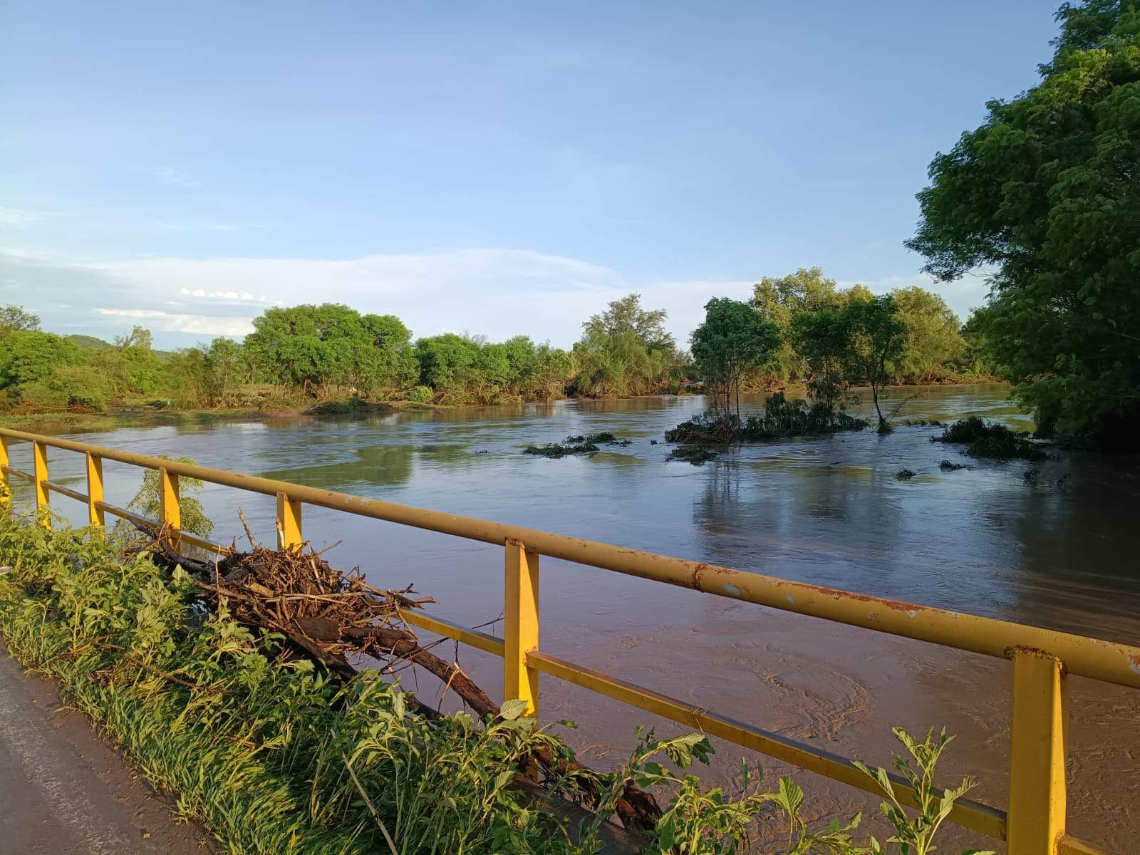 Protección Civil supervisa arroyos y ríos en Mocorito, tras fuerte lluvia
