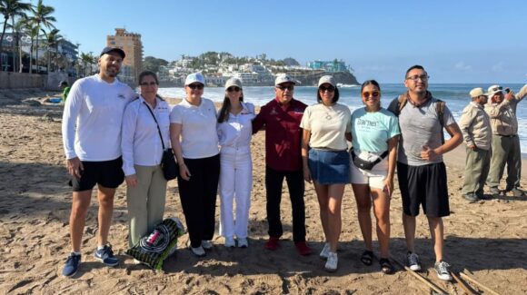Realizan en Mazatlán una limpieza de playa bajo la campaña estatal Eco Sinaloa