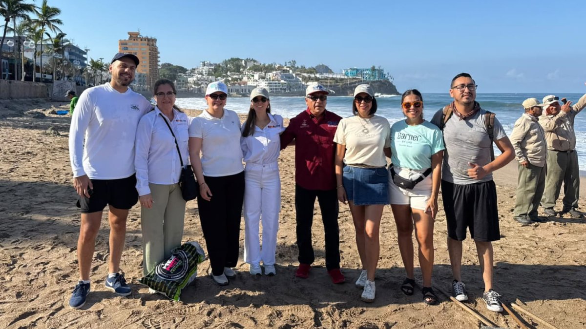 realizan en mazatlan una limpieza de playa