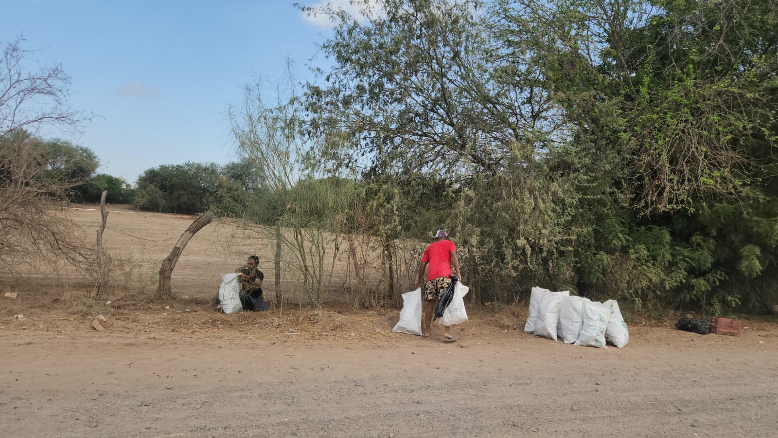 Recogen 100 costales de botellas de vidrio en el río Sinaloa