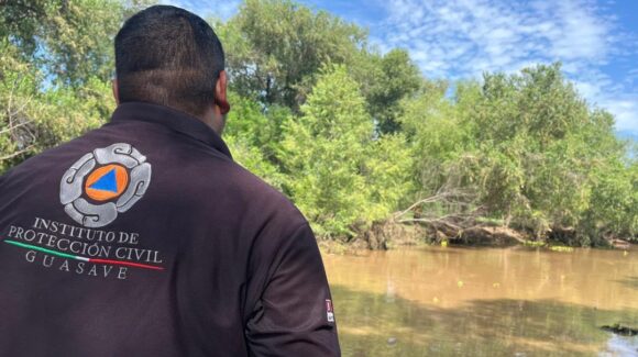 Recuperan camioneta que fue arrastrada por el río Sinaloa; estuvo dos días bajo la corriente en Guasave, Sinaloa