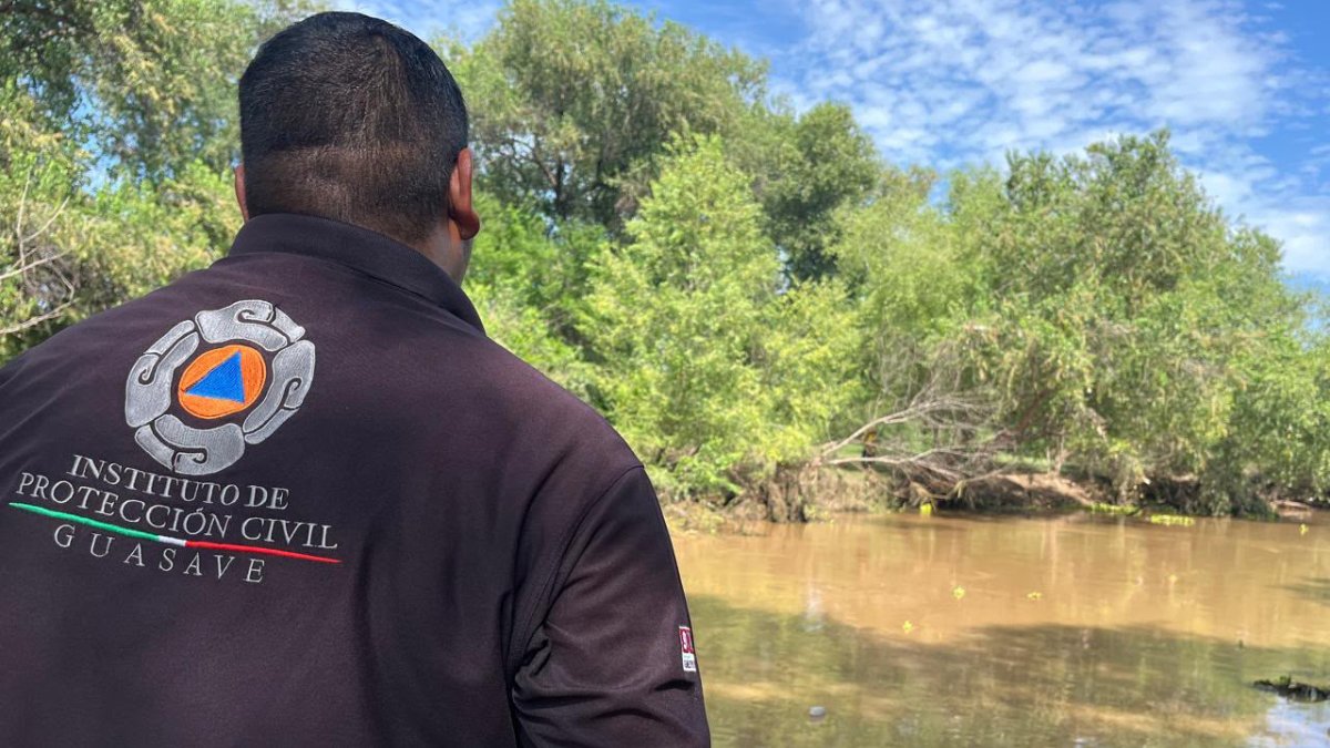 recuperan camioneta que fue arrastrada por el rio sinaloa