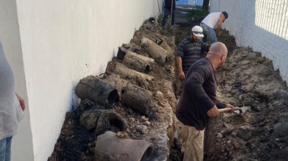 Renueva JUMAPAM red de alcantarillado en la López Mateos de Mazatlán, Sinaloa, con trabajos totalmente manuales
