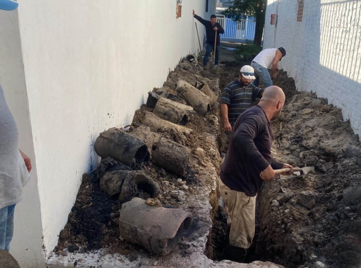 Renueva JUMAPAM red de alcantarillado en la López Mateos de Mazatlán, Sinaloa, con trabajos totalmente manuales