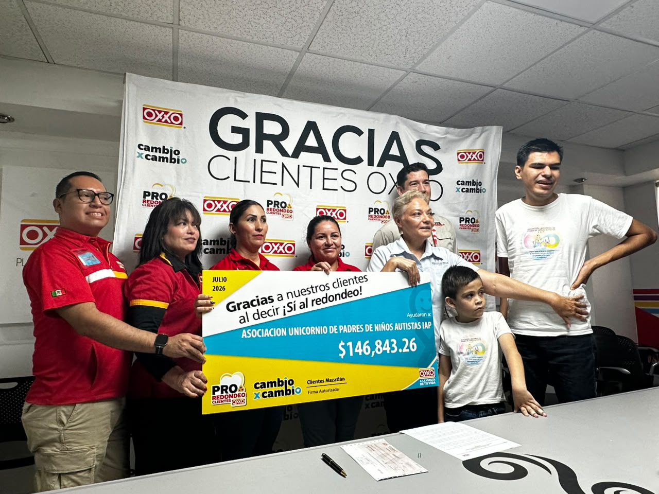 Convierten clientes Oxxo su redondeo en esperanza; donan más de 146 mil pesos a niños con autismo en Mazatlán, Sinaloa