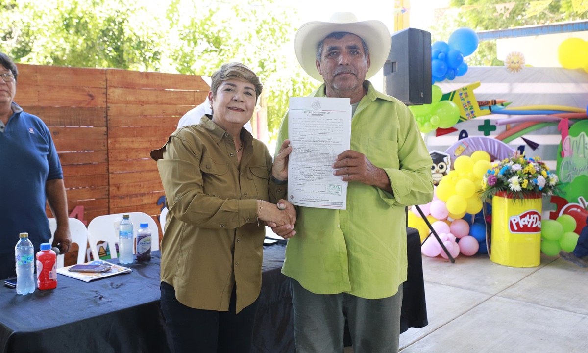 Registro Agrario Nacional entrega títulos de propiedad en Buen Retiro, Guasave