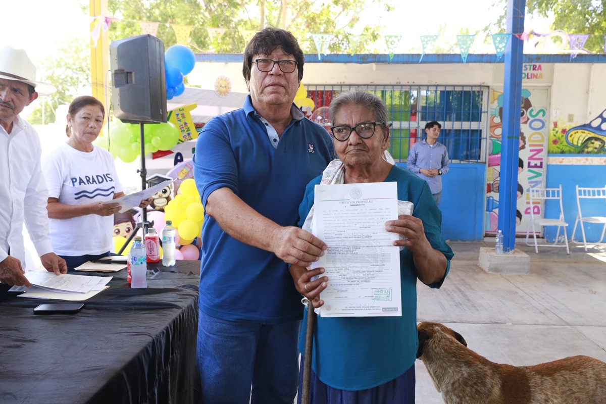 Registro Agrario Nacional entrega títulos de propiedad en Buen Retiro, Guasave