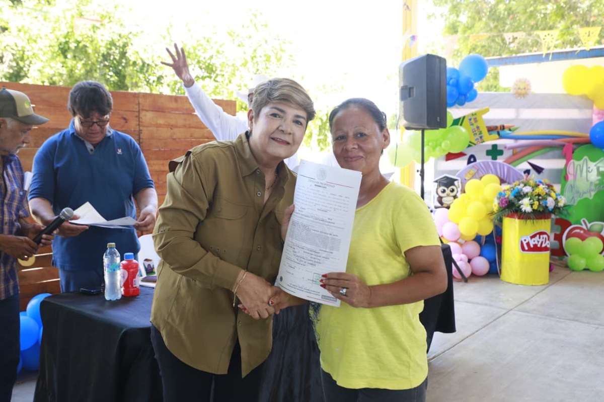 Registro Agrario Nacional entrega títulos de propiedad en Buen Retiro, Guasave