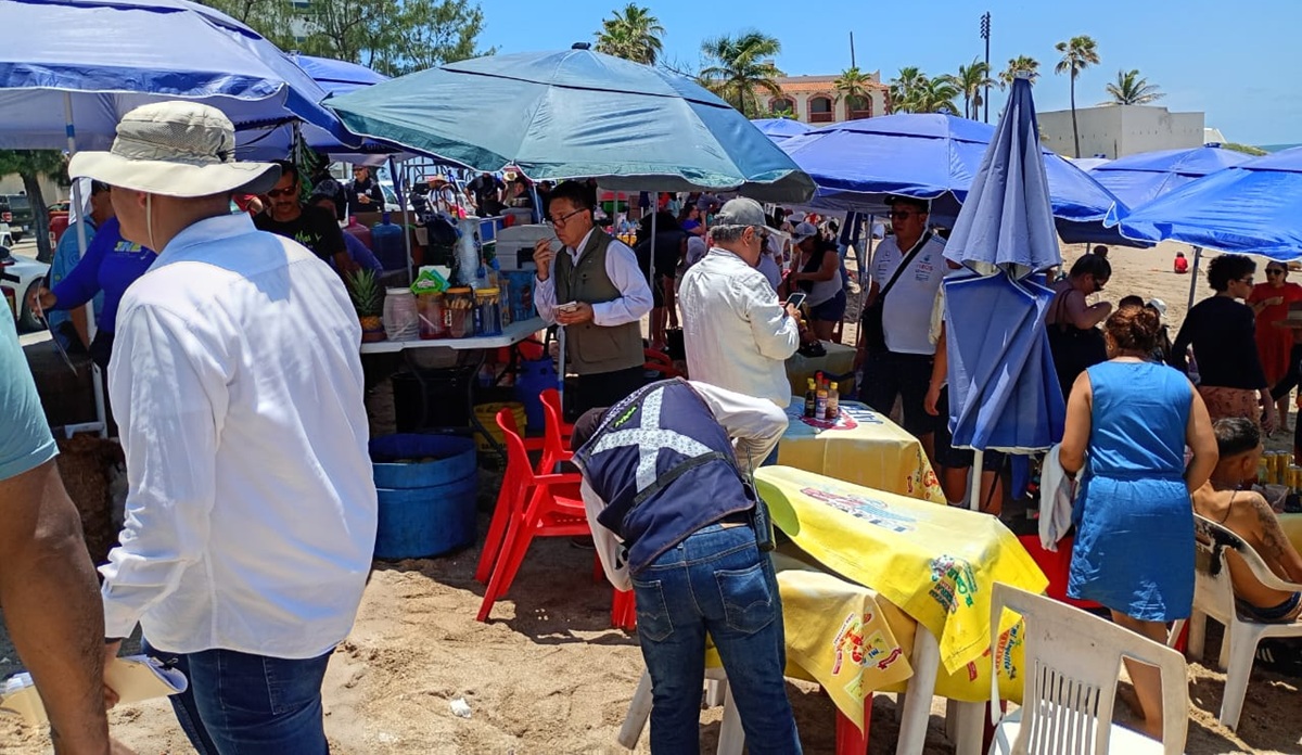 Regulararán palapas en playas de Mazatlán