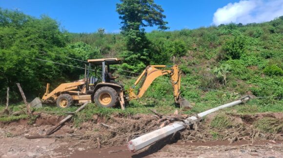 Trabajan Ayto. de Choix y CFE en restablecer la energía eléctrica a poblados de la sierra afectados por tormenta