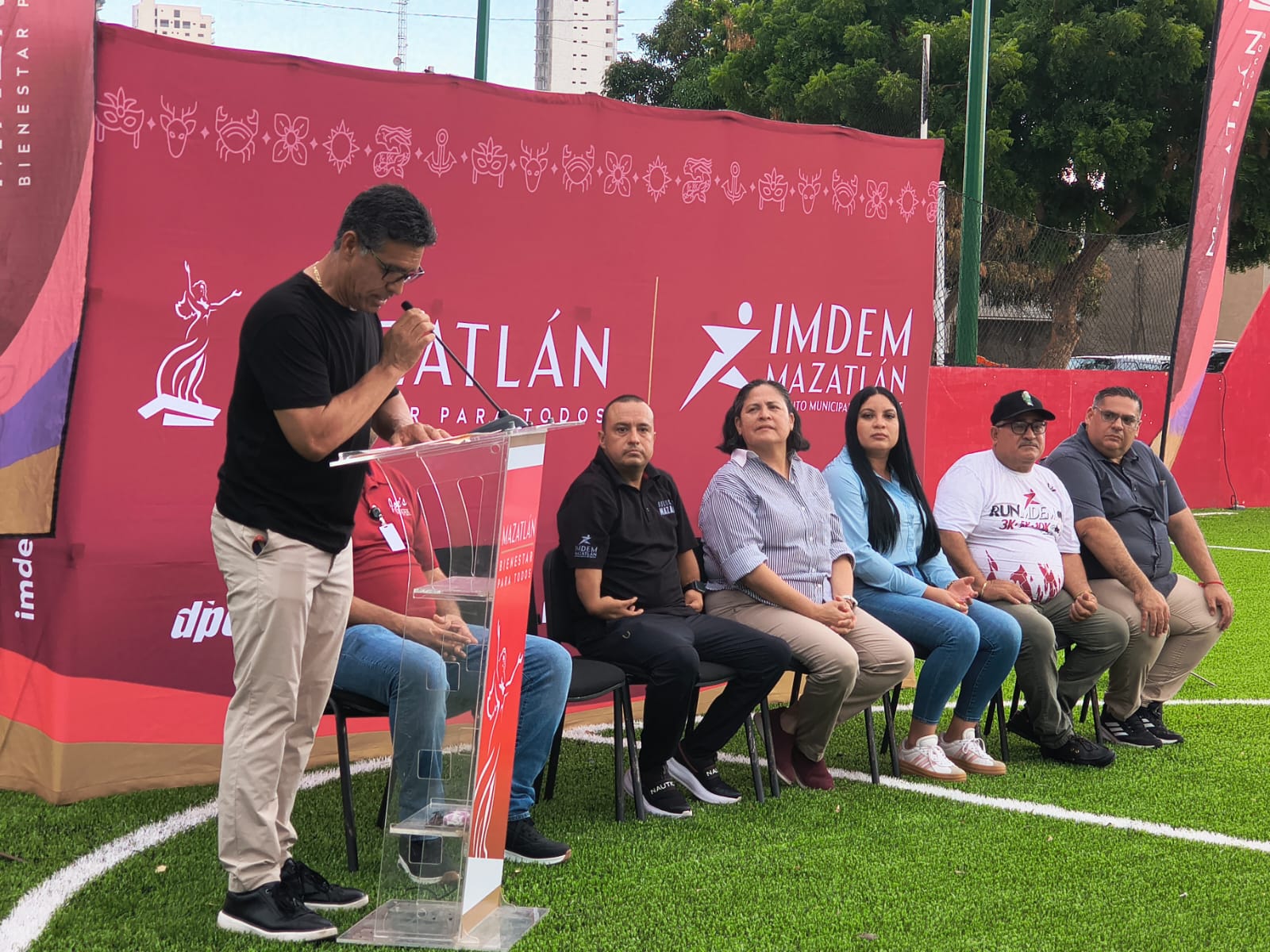 Rehabilitan cancha de futbol en Mazatlán