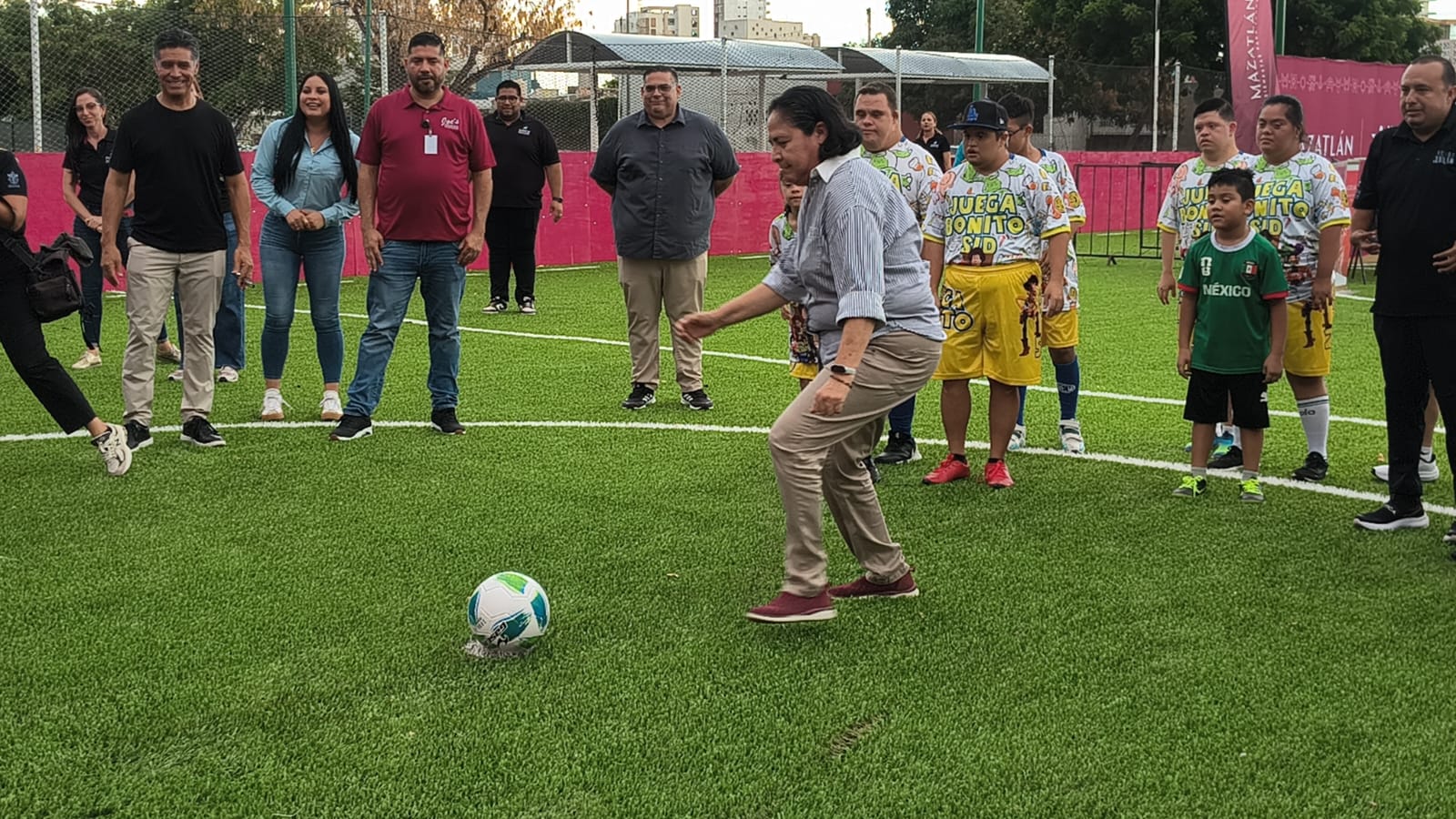 Rehabilitan cancha de futbol en Mazatlán