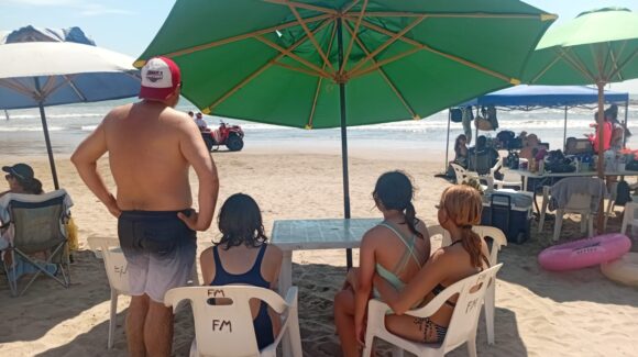 Oleaje arrastra a tres menores hacia una escollera en Mazatlán, Sinaloa; salvavidas logran rescatarlas a tiempo