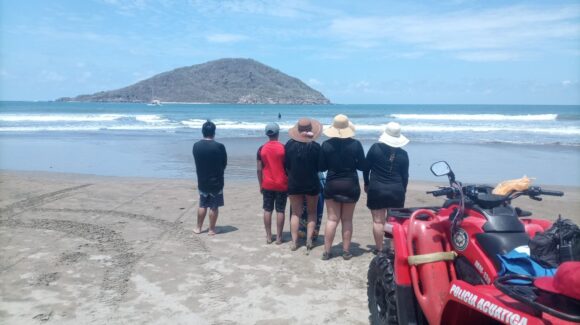 Cinco bañistas son rescatados del mar en Playa Sábalo Uno de Mazatlán, Sinaloa; rápida acción de salvavidas evita una tragedia