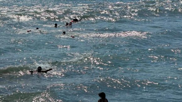 Heroico rescate en Playa Gaviotas 2 de Mazatlán, Sinaloa; salvan a tres turistas que luchaban por salir del mar
