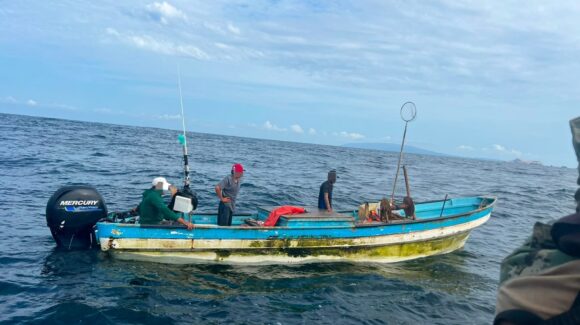 Marina y Conapesca retienen embarcación por pesca ilegal en el archipiélago de Islas Marías