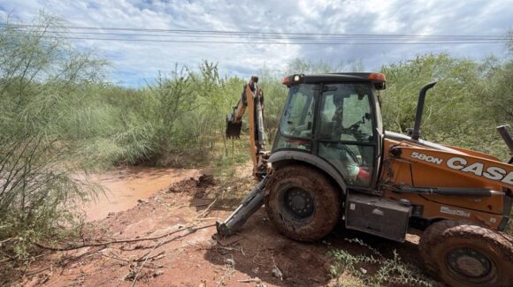 Retira Ayuntamiento de Ahome basura del dren Bayoneta que tapó el flujo de agua en Nuevo Siglo