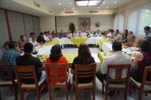 Reunión entre Graciela Domínguez y profesionistas