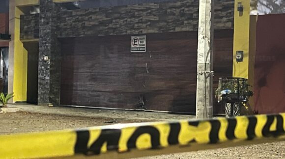 ‘Revientan’ el portón de una vivienda con un presunto artefacto explosivo al sur de Culiacán, Sinaloa